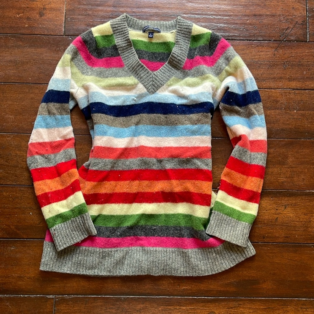 Cute sweater very colorful and demure💗✨